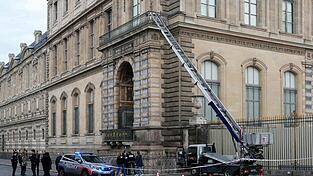 Erst lieferte der Louvre-Raub Stoff für ein Enthüllungsbuch, jetzt wird der Einbruch auch verfilmt.(Archivbild) Erst lieferte der Louvre-Raub Stoff für ein Enthüllungsbuch, jetzt wird der Einbruch auch verfilmt.(Archivbild)