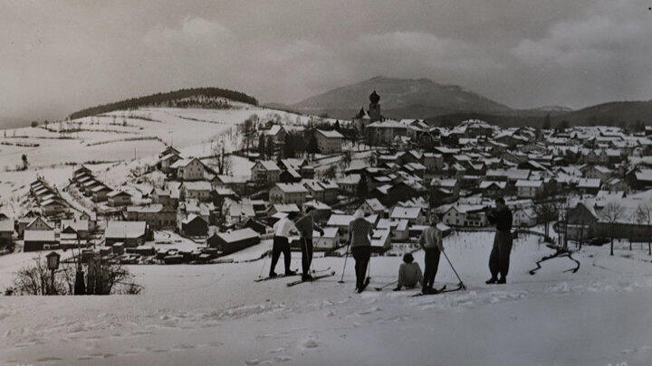 Skifahren war auf der Girgenh&ouml;he beliebt, anfangs noch ohne den sp&auml;ter erbauten, aber heute nicht mehr existenten Lift.