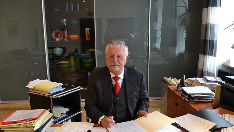 Regierungspräsident Heinz Grunwald in seinem Büro am Regierungsplatz