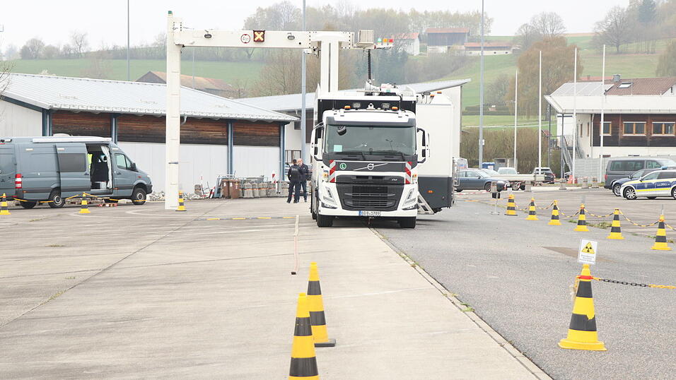 Dabei kam auch ein Laster mit R&ouml;ntgentechnik zum Einsatz.