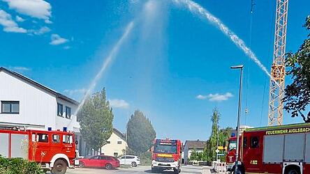 Mit einem L&ouml;schwasser-Spalier wurde der Neue in Aiglsbach begr&uuml;&szlig;t.