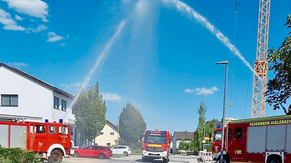 Mit einem Löschwasser-Spalier wurde der Neue in Aiglsbach begrüßt. Mit einem Löschwasser-Spalier wurde der Neue in Aiglsbach begrüßt.