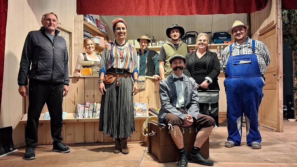 Das Ensemble: (v.l.) Regisseur Willi Dietl, Veronika Wagner, Magdalena Pritzl, Michael Bauer, Markus Kraus, Norbert Ernst (sitzend auf Kiste), Irina Schießl und Dominik Englmeier. Das Ensemble: (v.l.) Regisseur Willi Dietl, Veronika Wagner, Magdalena Pritzl, Michael Bauer, Markus Kraus, Norbert Ernst (sitzend auf Kiste), Irina Schießl und Dominik Englmeier.