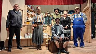 Das Ensemble: (v.l.) Regisseur Willi Dietl, Veronika Wagner, Magdalena Pritzl, Michael Bauer, Markus Kraus, Norbert Ernst (sitzend auf Kiste), Irina Schießl und Dominik Englmeier. Das Ensemble: (v.l.) Regisseur Willi Dietl, Veronika Wagner, Magdalena Pritzl, Michael Bauer, Markus Kraus, Norbert Ernst (sitzend auf Kiste), Irina Schießl und Dominik Englmeier.