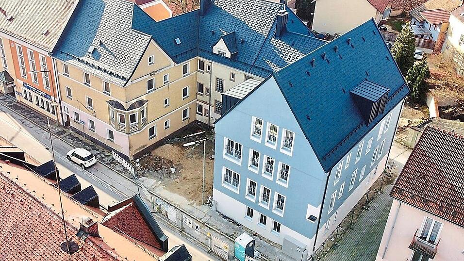 Das neue Geb&auml;ude Konrad-Utz-Stra&szlig;e 13 beeindruckt nicht nur durch sein T&uuml;rkisblau. Die angrenzenden H&auml;user und der Innenhof werden noch saniert.
