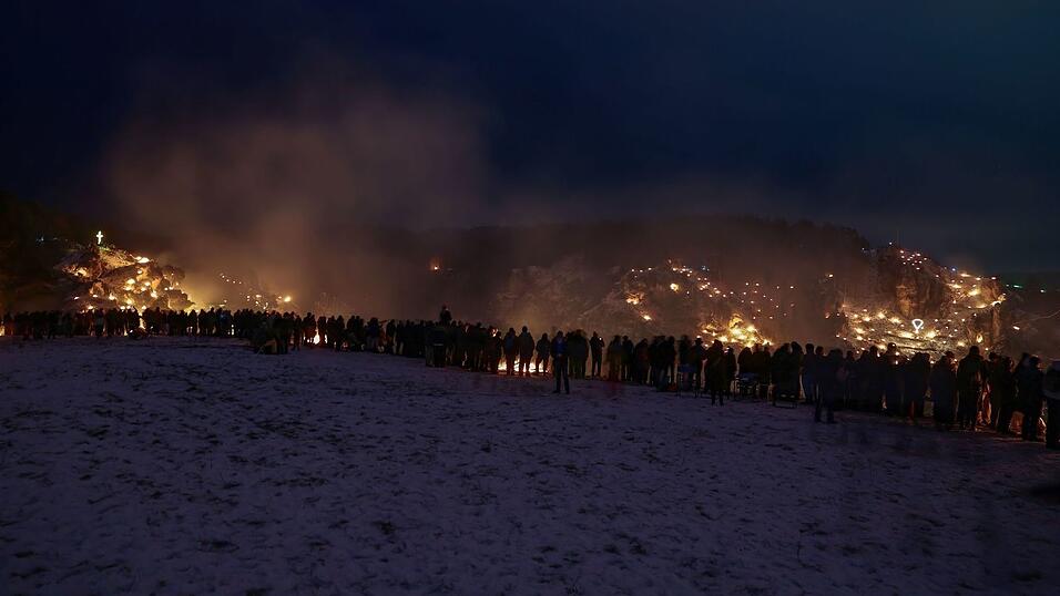 Die Bergfeuer erhellen die Dunkelheit. Die Bergfeuer erhellen die Dunkelheit.