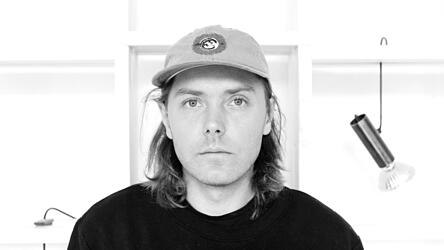 Der K&uuml;nstler Markus Hoffmann ist Tr&auml;ger des Kulturpreises der Dr. Franz und Astrid Ritter-Stiftung f&uuml;r Bildende Kunst 2026. Am Freitag um 19 Uhr wird seine Einzelausstellung im Weytterturm er&ouml;ffnet.
