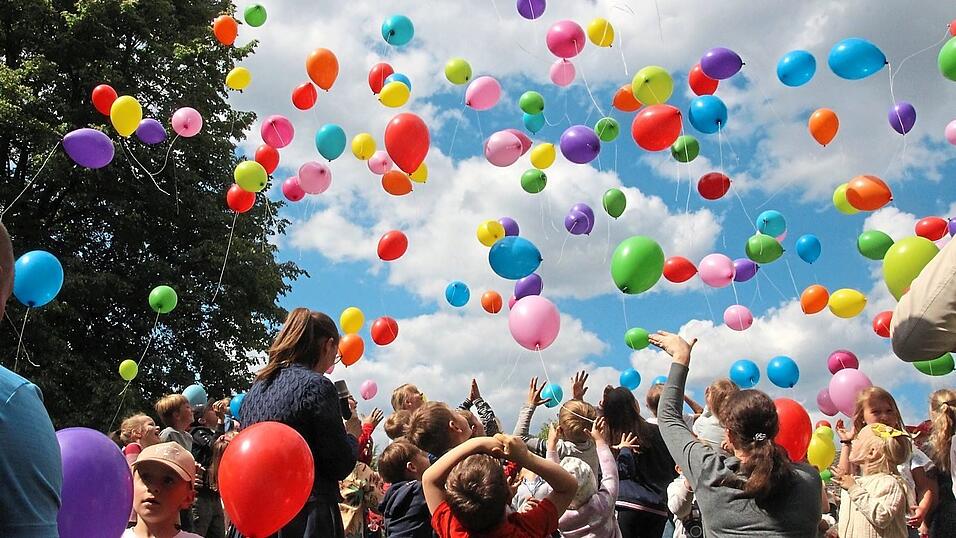 Ein gro&szlig;es Ballonsteigen bildete den Abschluss hier mit Leiterin Isabell Haindl.