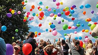 Ein großes Ballonsteigen bildete den Abschluss hier mit Leiterin Isabell Haindl. Ein großes Ballonsteigen bildete den Abschluss hier mit Leiterin Isabell Haindl.