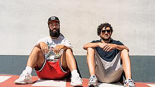 Liquid (links) und Maniac (rechts) aus Regensburg begeistern mit ihrer Musik, die unter dem Motto „The Gaudi is real“ bayerisch- und englischsprachigen Hip-Hop miteinander vereint.
