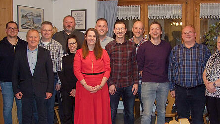 Kandidaten und G&auml;ste (v.l.): Teisnacher B&uuml;rgermeister Daniel Gra&szlig;l. Karl Brandl, Hermann Brandl, Ingo Wuttke, Andreas Menacher, Barbara Brandl, Nicole Freimuth, Stefan Neppl, Simon Muhr, Konrad Wei&szlig;, Matthias Vogl, Robert Trum, Sonja Pfeffer, Alexander Offermanns und Andreas Janich