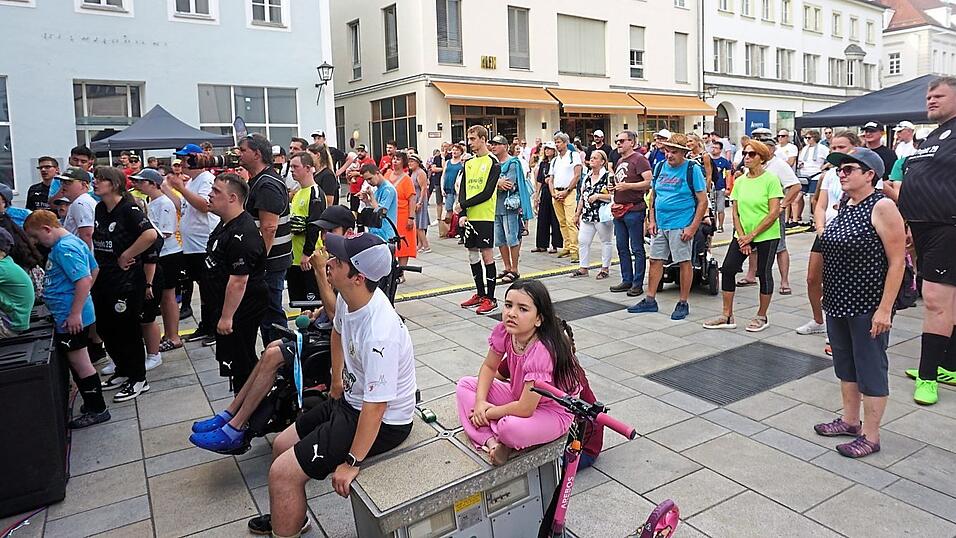 Zahlreiche Fans kamen zur Meisterfeier auf dem Neupfarrplatz.