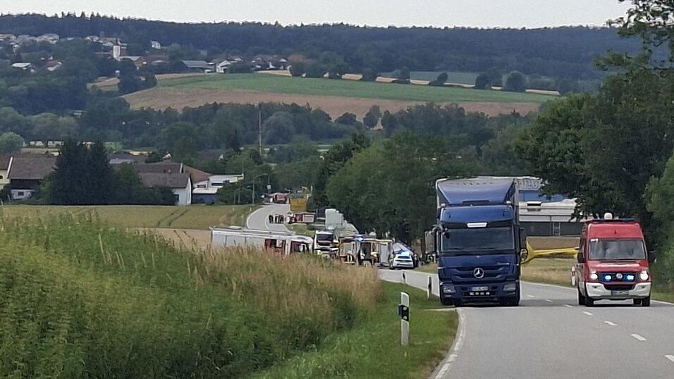 Vor Ort unterstützten zahlreiche Einsatzkräfte. Vor Ort unterstützten zahlreiche Einsatzkräfte.
