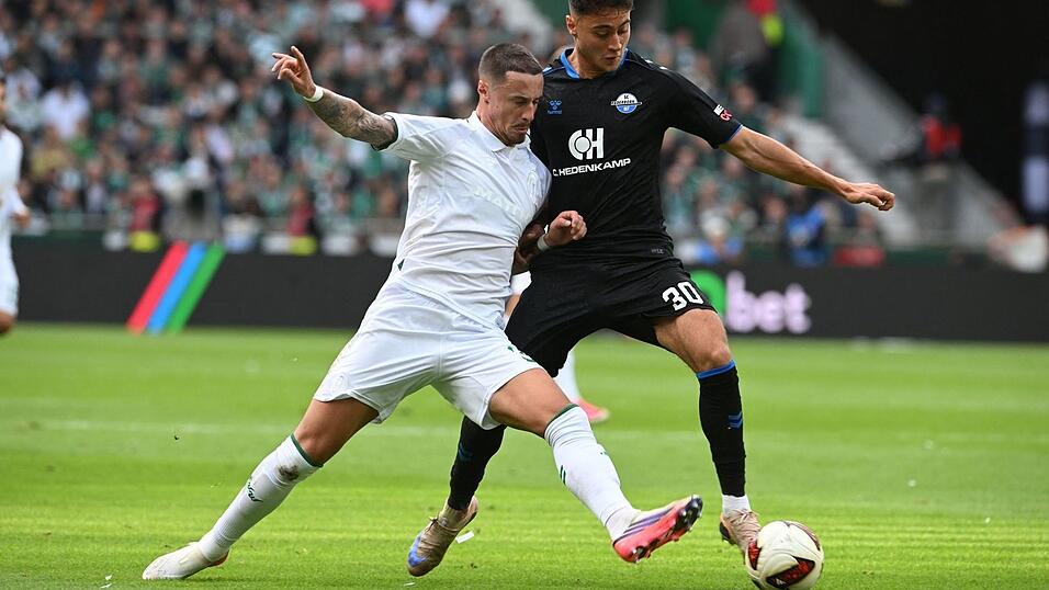 Im Zweikampf: Marco Friedl von Werder Bremen (l) und der Paderborner Stefano Marino. Im Zweikampf: Marco Friedl von Werder Bremen (l) und der Paderborner Stefano Marino.