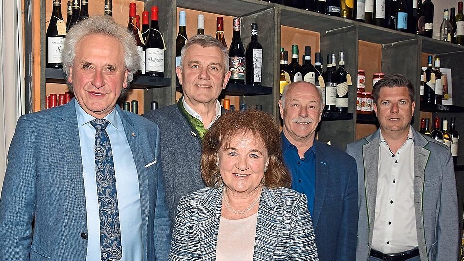 Im Schulterschluss bei der Hauptversammlung der Freien W&auml;hler Moosburg im April 2024: (v. l.) Landrat Helmut Petz, B&uuml;rgermeister Josef Dollinger, Bezirksr&auml;tin Marianne Heigl, Landtagsabgeordneter Benno Zierer und FW-Ortsvorsitzender Reinhard Lauterbach.