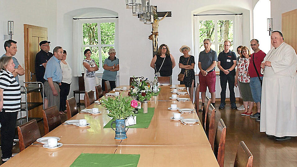 Abt Petrus-Adrian Lerchenmüller bei der Klosterführung im Refektorium.