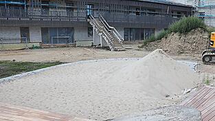 Der Bau beim Kinder- und Ärztehaus hat sich verzögert. Es soll jetzt im November seinen Betrieb aufnehmen. Der Bau beim Kinder- und Ärztehaus hat sich verzögert. Es soll jetzt im November seinen Betrieb aufnehmen.