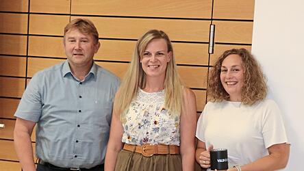 Laura Porzelt (Mitte) ist die neue Behindertenbeauftragte der Stadt Waldm&uuml;nchen. Ihrer Vorg&auml;ngerin Melanie Maier dankte B&uuml;rgermeister Wolfgang K&uuml;rzinger f&uuml;r ihr Engagement in den vergangenen sechs Jahren.