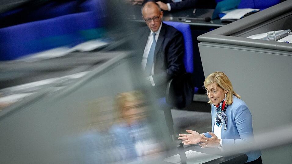 Die Verantwortung für den Bundesnachrichtendienst (BND) liegt im Bundeskanzleramt, die Aufsicht über das Bundesamt für den Verfassungsschutz hat das Bundesinnenministerium. Die Verantwortung für den Bundesnachrichtendienst (BND) liegt im Bundeskanzleramt, die Aufsicht über das Bundesamt für den Verfassungsschutz hat das Bundesinnenministerium.
