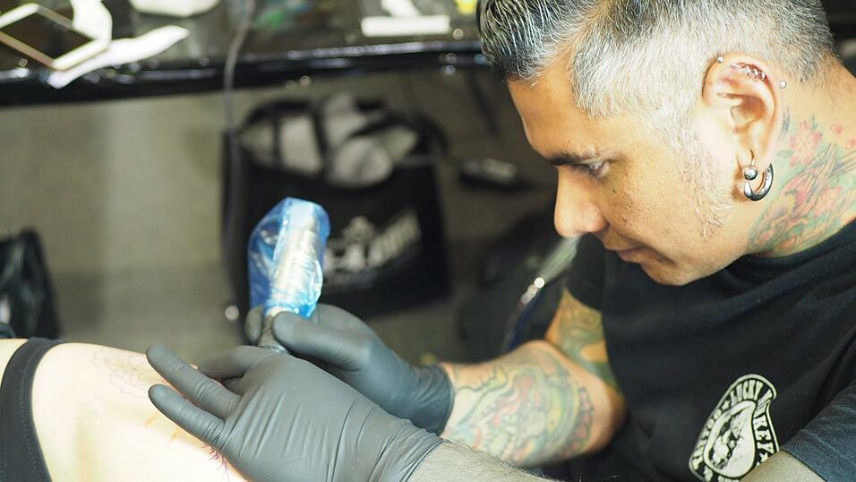 Rund 40 Aussteller und etwa 90 Tattoo-Künstler sind auf der Tattoo Convention in Straubing vertreten. Rund 40 Aussteller und etwa 90 Tattoo-Künstler sind auf der Tattoo Convention in Straubing vertreten.