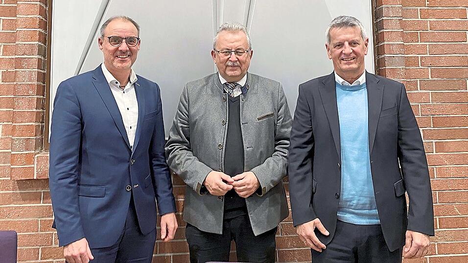 Robert Betz (v. r.), Landrat Josef Laumer und der neue Vorstand der Kreiskliniken, Christian Schwarz.
