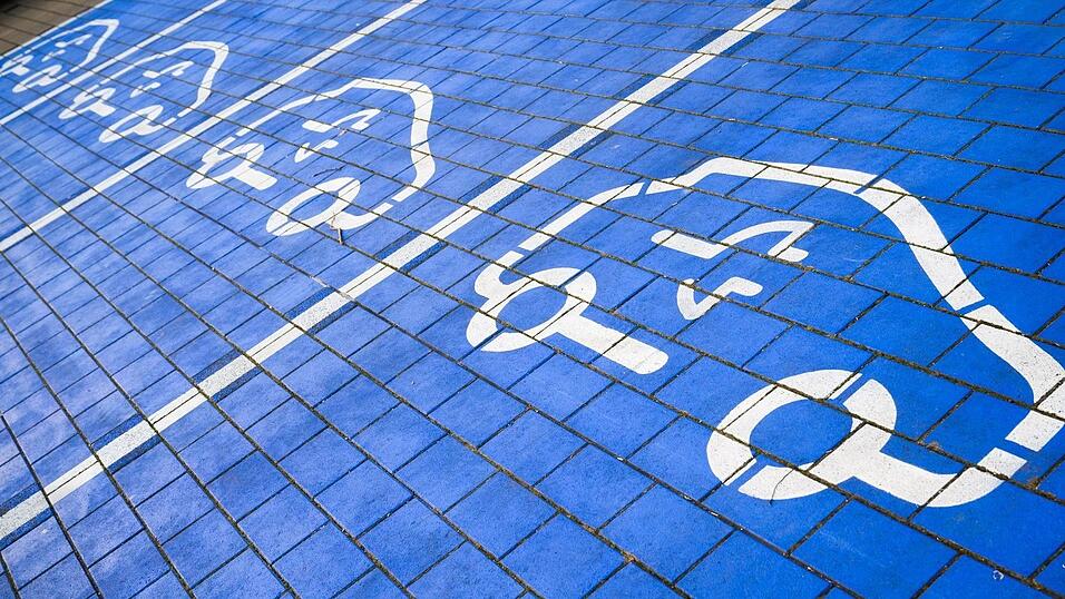 Ladeplätze für Elektroautos. Nach dem plötzlichen Aus der E-Auto-Kaufzuschüsse Ende 2023 hat sich das Umstiegstempo  auf Elektroautos laut HUK Coburg hallbiert. Ladeplätze für Elektroautos. Nach dem plötzlichen Aus der E-Auto-Kaufzuschüsse Ende 2023 hat sich das Umstiegstempo  auf Elektroautos laut HUK Coburg hallbiert.