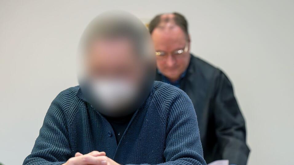 Der Angeklagte, der sein Gesicht mit einer Maske verdeckte, hat die Taten gestanden.