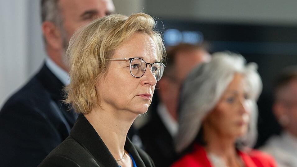 Nach Angaben von Katja Wolf tritt der geschäftsführende Landesvorstand zurück. Nach Angaben von Katja Wolf tritt der geschäftsführende Landesvorstand zurück.