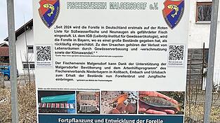Die Infotafel der Fischer in der Dorfmitte an der Urlsbachbr&uuml;cke enth&auml;lt einen QR-Code, der zu einem Video zum Thema f&uuml;hrt.