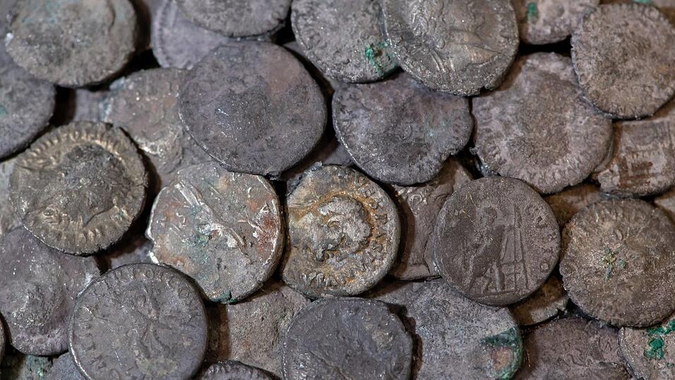 Mehr als 5.000 römische Silbermünzen belegten vor wenigen Jahren die frühere Bedeutung Augsburg für die Römer. Es ist der bislang größte römische Silberschatz, der in Bayern entdeckt wurde. (Archivbild) Mehr als 5.000 römische Silbermünzen belegten vor wenigen Jahren die frühere Bedeutung Augsburg für die Römer. Es ist der bislang größte römische Silberschatz, der in Bayern entdeckt wurde. (Archivbild)