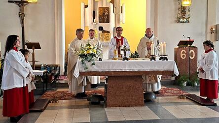 Pater Raymund am Altar mit Pfarrer Augustinus, Diakon Münch und Pfarrer i.R. Trummer (v.r.) Pater Raymund am Altar mit Pfarrer Augustinus, Diakon Münch und Pfarrer i.R. Trummer (v.r.)