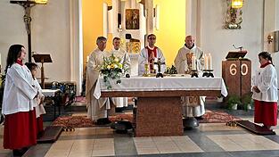 Pater Raymund am Altar mit Pfarrer Augustinus, Diakon M&uuml;nch und Pfarrer i.R. Trummer (v.r.)