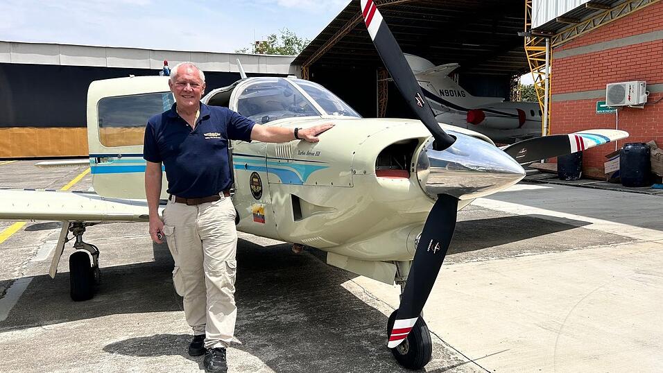 Der Deutsche Gerhard Thyben bringt als ehrenamtlicher Pilot Hilfslieferungen in vom Erdbeben betroffene abgelegene Gebiete. Der Deutsche Gerhard Thyben bringt als ehrenamtlicher Pilot Hilfslieferungen in vom Erdbeben betroffene abgelegene Gebiete.