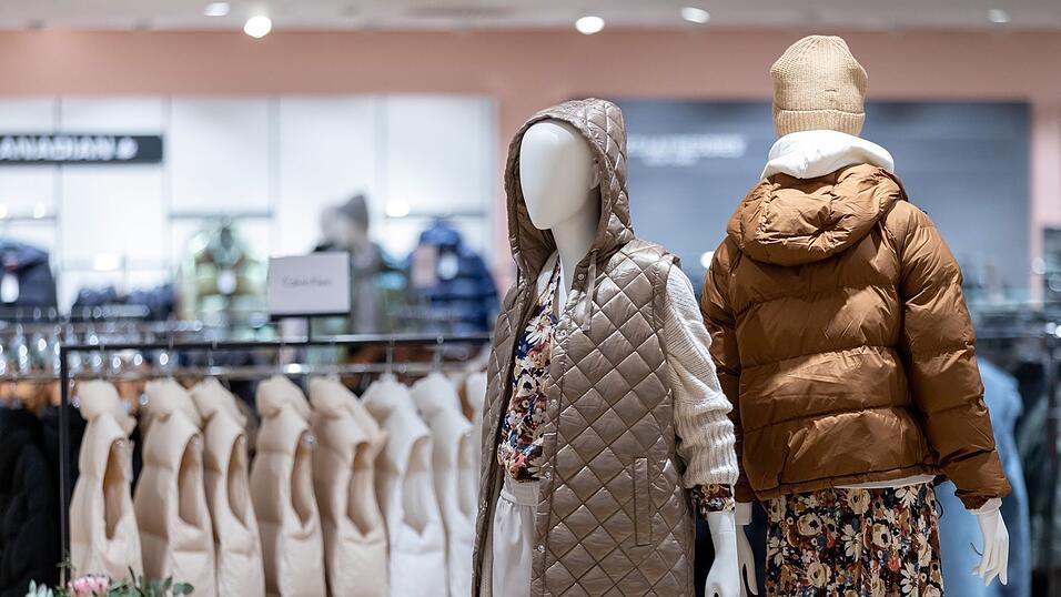 Sind Verk&auml;ufer k&uuml;nftig Mangelware in Gesch&auml;ften? Gerade im Modehandel sind sie aus Sicht von Branchenexperten nach wie vor besonders wichtig. (Symbolbild)