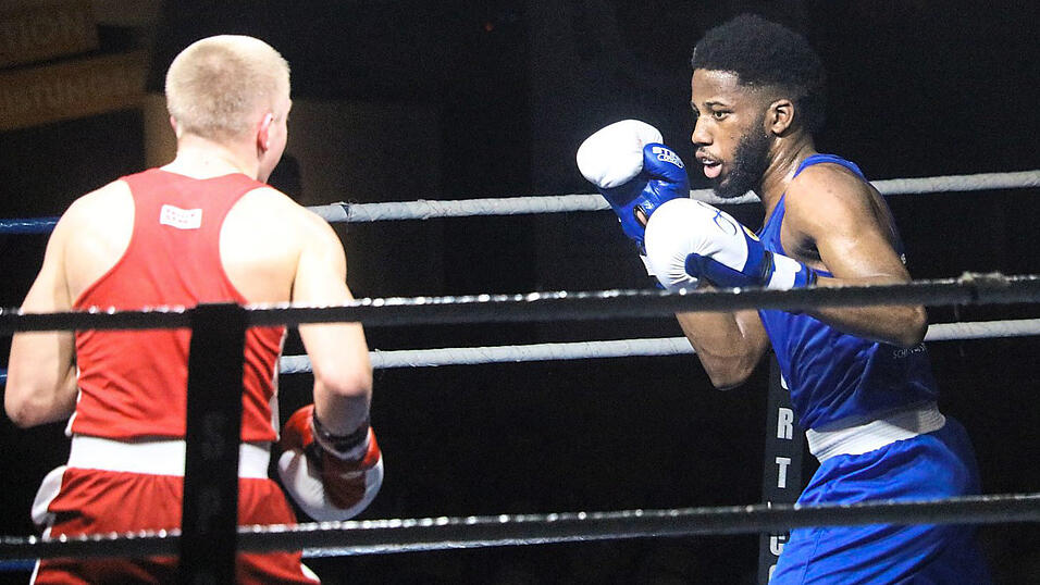 Randy Botikali (r.) hat seine vermutlich letzte Chance genutzt und in Hamm seinen ersten Sieg für den BC Straubing eingefahren. Der 69-Kilo-Mann wird also auch beim Heimkampf gegen Schwerin am 16. März zu sehen sein. Randy Botikali (r.) hat seine vermutlich letzte Chance genutzt und in Hamm seinen ersten Sieg für den BC Straubing eingefahren. Der 69-Kilo-Mann wird also auch beim Heimkampf gegen Schwerin am 16. März zu sehen sein.