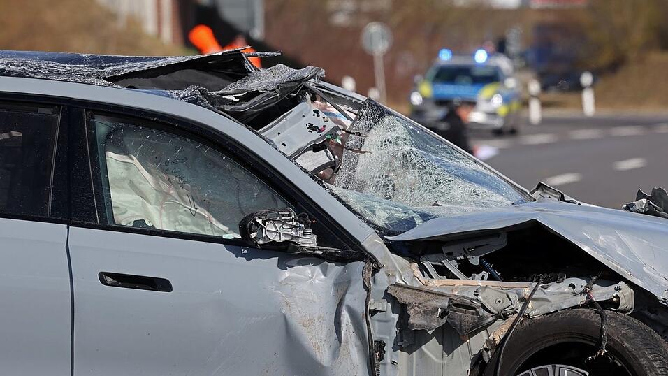 Bei dem Unfall entstand ein hoher Sachschaden. Bei dem Unfall entstand ein hoher Sachschaden.