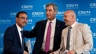 Zur Pressekonferenz kommt CSU-Chef Markus Söder (M.) nicht etwa mit seinem Stellvertreter Manfred Weber, sondern mit Klaus Holetschek (l.) und Alexander Hoffmann. Zur Pressekonferenz kommt CSU-Chef Markus Söder (M.) nicht etwa mit seinem Stellvertreter Manfred Weber, sondern mit Klaus Holetschek (l.) und Alexander Hoffmann.