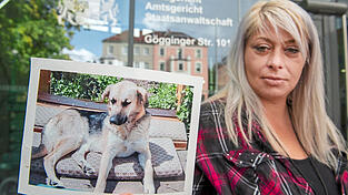 Judith Jamesson steht mit einem Foto ihres Hundes Maja vor dem Strafgerichtsgeb&auml;ude. Ein J&auml;ger hat den frei laufenden Mischling erschossen.