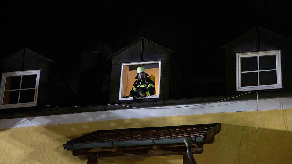 Beim Brand eines Mehrfamilienhaus in Reisbach sind in der Nacht auf Samstag vier Menschen ums Leben gekommen. Mindestens 20 weitere wurden verletzt. Beim Brand eines Mehrfamilienhaus in Reisbach sind in der Nacht auf Samstag vier Menschen ums Leben gekommen. Mindestens 20 weitere wurden verletzt.