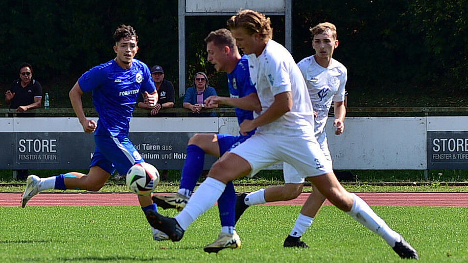 Mit 0:2 unterlagen die Deggendorfer (in wei&szlig;) im Hinspiel dem TSV Bogen, am Samstag braucht die Elf von der Trat einen Ausw&auml;rtssieg im Kampf um den Klassenerhalt.
