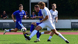 Mit 0:2 unterlagen die Deggendorfer (in wei&szlig;) im Hinspiel dem TSV Bogen, am Samstag braucht die Elf von der Trat einen Ausw&auml;rtssieg im Kampf um den Klassenerhalt.