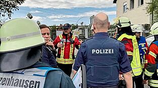 Die Polizei und ein Großaufgebot der Feuerwehren waren binnen Minuten am Einsatzort und löschten einen kleinen Brand, der nach der automatischen Abschaltung des Stromnetzes im Gebäude des Umspannwerks ausgebrochen war.