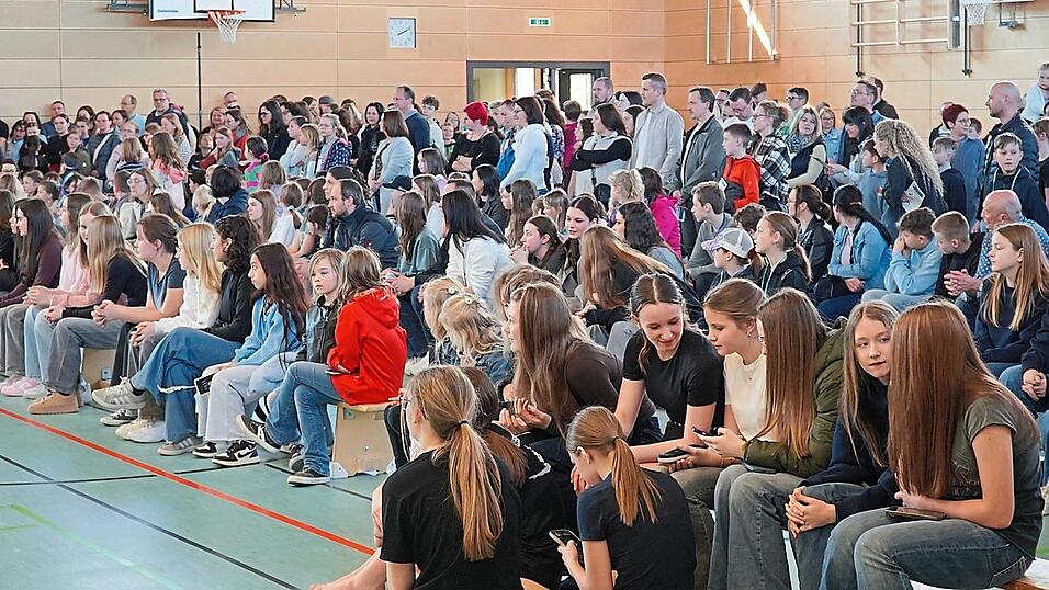 Schulleiter Alfred Reithmeier konnte viele Eltern und &Uuml;bertrittssch&uuml;ler begr&uuml;&szlig;en.