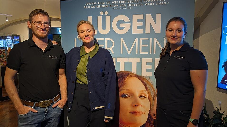 Rosalie Thomass war zu Gast in den Rosenhof Lichtspielen - ein besonderer Abend f&uuml;r das Vorpremieren-Publikum, f&uuml;r Kino-Chefin Verena Dollinger und technischen Betriebsleiter Kilian von Stackelberg.