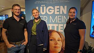 Rosalie Thomass war zu Gast in den Rosenhof Lichtspielen - ein besonderer Abend für das Vorpremieren-Publikum, für Kino-Chefin Verena Dollinger und technischen Betriebsleiter Kilian von Stackelberg. Rosalie Thomass war zu Gast in den Rosenhof Lichtspielen - ein besonderer Abend für das Vorpremieren-Publikum, für Kino-Chefin Verena Dollinger und technischen Betriebsleiter Kilian von Stackelberg.