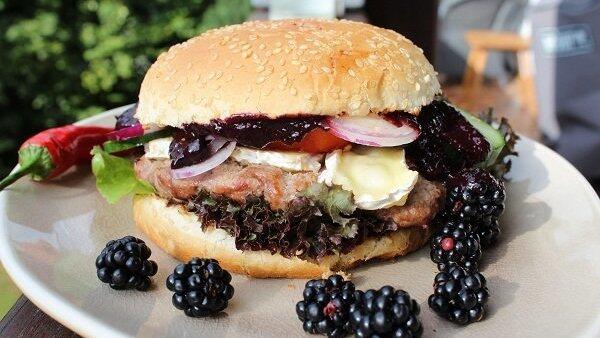 Wild und fruchtig! Hier kommt der Bromburger vom Grill.