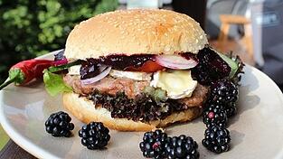 Wild und fruchtig! Hier kommt der Bromburger vom Grill.