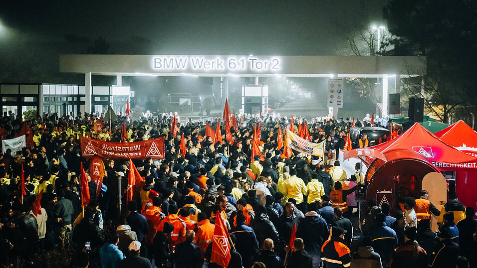 Das BMW-Werk in Regensburg startete in der Nacht auf Dienstag als eines der ersten in Deutschland mit neuer Streikwelle: Tausende Besch&auml;ftigte protestieren seit Mitternacht bei neuen Warnstreiks der IG Metall in Bayern.