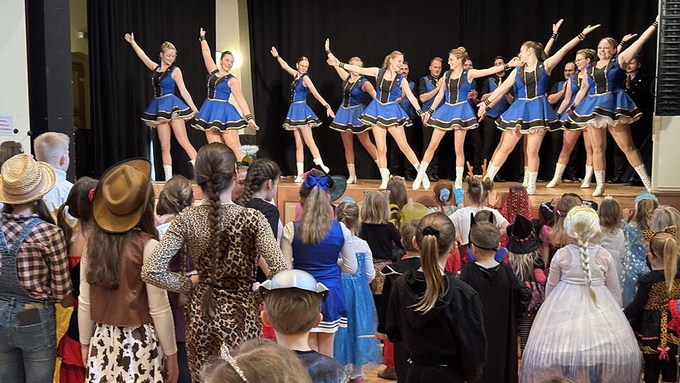 Der Kinderfasching 2025 in der Viechtacher Stadthalle mit der Kollnburger Prinzengarde.