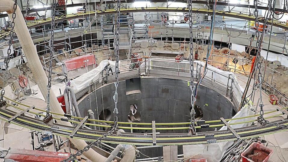 Rückbau im Kernkraftwerk Isar 1: Rund um den Reaktordruckbehälter sah man im Dezember 2024 noch die dicke Betonwand. Rückbau im Kernkraftwerk Isar 1: Rund um den Reaktordruckbehälter sah man im Dezember 2024 noch die dicke Betonwand.